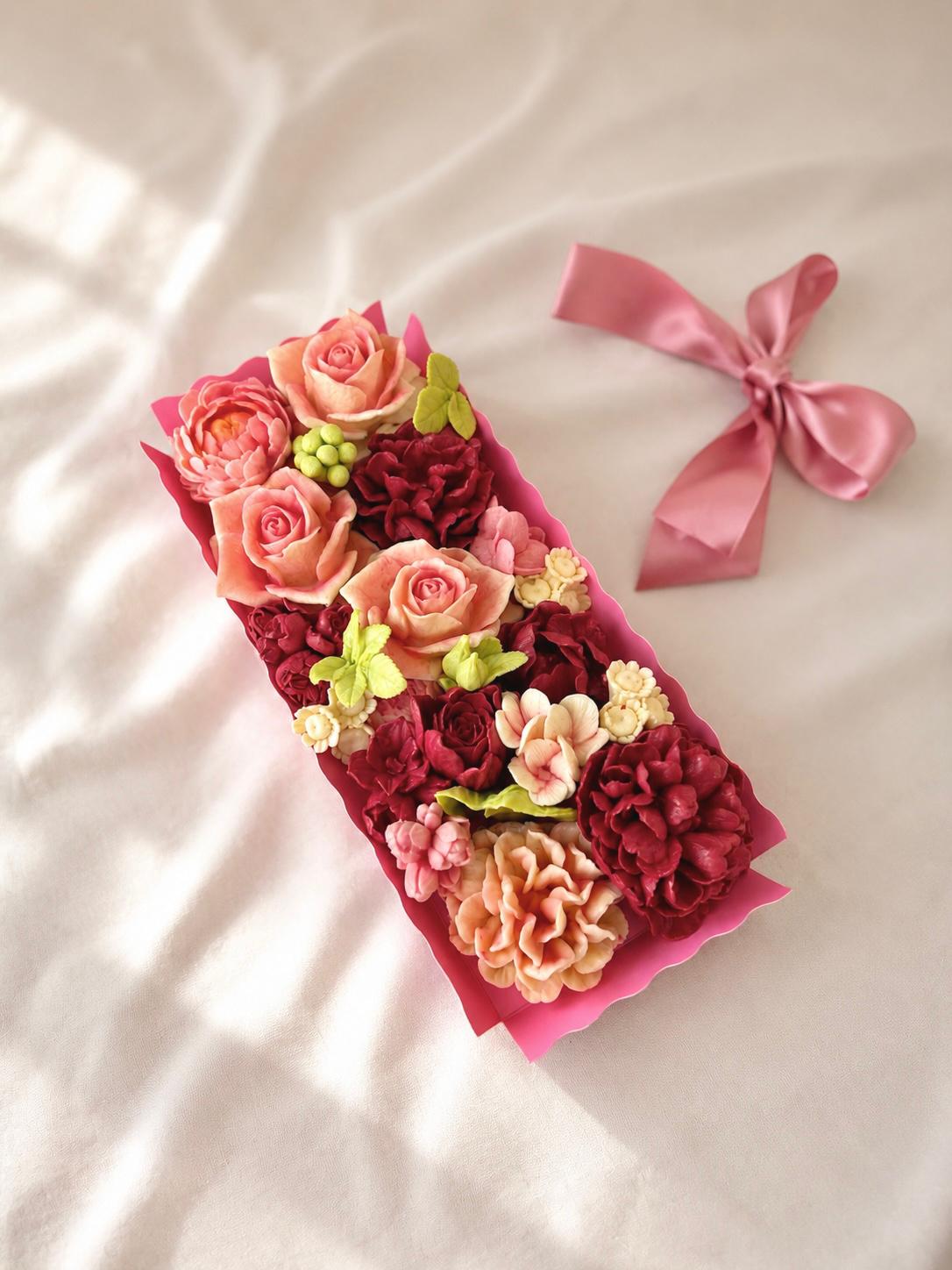 Velvet Slim Bloom Box cutie alungită fucsia cu flori din bezea